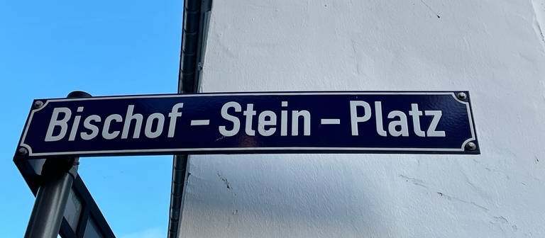 Straßenschild Bischof-Stein-Platz in Trier (Foto: SWR)