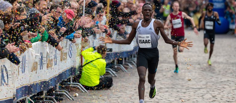 Isaac Kimeli (Belgien) läuft als Sieger im "Lauf der Asse" über 8.000 Meter vor Richard Ringer (LC Rehlingen) ins Ziel. (Foto: dpa Bildfunk, picture alliance/dpa | Harald Tittel)