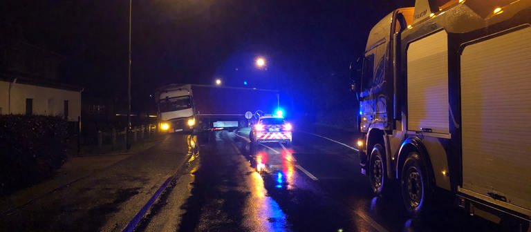 In Lünebach in der Eifel blockierte ein festgefahrener LKW die Ortsdurchfahrt. (Foto: Polizei Prüm)