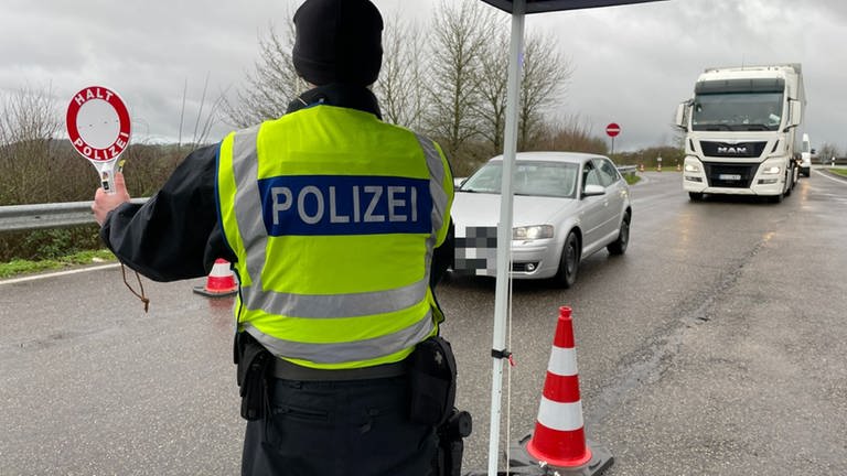 Die Bundespolizei hat auf dem Markusberg in Trier eine Kontrollstelle aufgebaut. Die Beamten sind auf der Suche nach illegal eingereisten Menschen.  (Foto: SWR, Christian Altmayer )