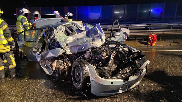 Schwerer Unfall auf der A60 - der Unfallverursacher fuhr auf einen Holz-Sattelschlepper auf und wurde im Auto eingeklemmt. Er überlebte schwer verletzt (Foto: SWR, Polizei Trier)