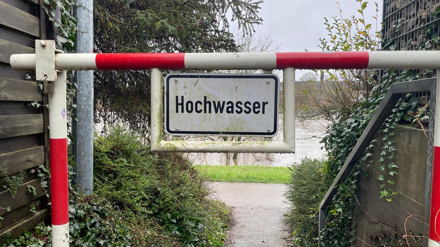 Schranke mit Schild Hochwasser an der Mosel bei Trier (Foto: SWR)