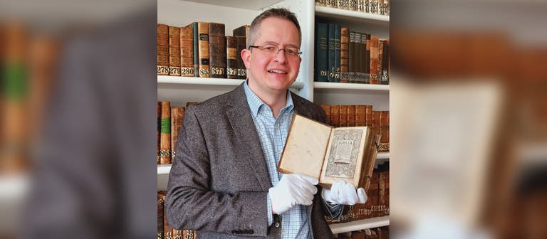 Bibliothekar Marco Brösch ist froh, dass die Bibel nach mehr als 34 Jahren wieder zurück in Bernkastel-Kues ist. (Foto: Marco Brösch, Cusanusstift)
