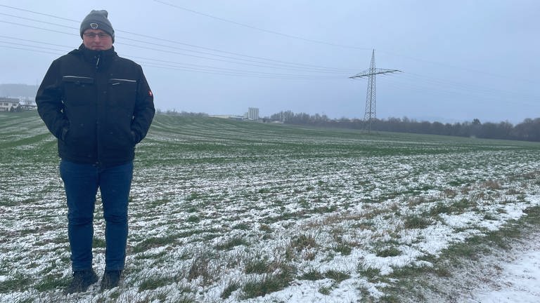 Das Gewerbegebiet in Weinsheim grenzt direkt an die Felder von Landwirt Gerd Sohns. Wenn es erweitert wird, wird der Bauer rund 15 Hektar Land verlieren.  (Foto: SWR, Christian Altmayer )