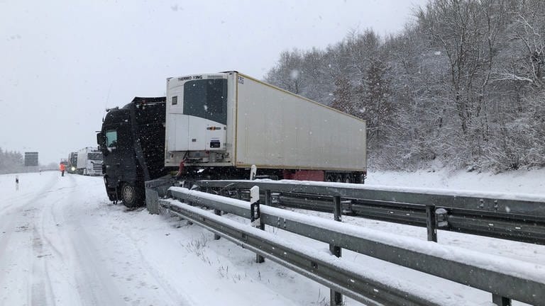Ein Lkw ist auf schneeglatter Fahrbahn in die Leitplanken gefahren (Foto: Polizei Prüm)