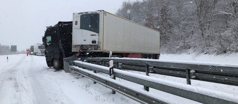Ein Lkw ist auf schneeglatter Fahrbahn in die Leitplanken gefahren (Foto: Polizei Prüm)