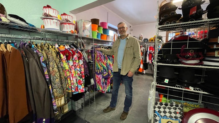 Peter Bubenheim steht in seinem Kostümladen (Foto: SWR)