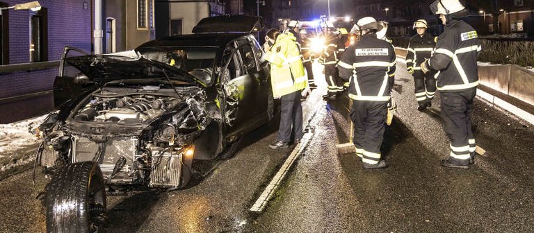 Nach einem Unfall in Idar-Oberstein haben Fahrer und weitere Autoinsassen ihren Wagen zurückgelassen. (Foto: Foto Hosser)