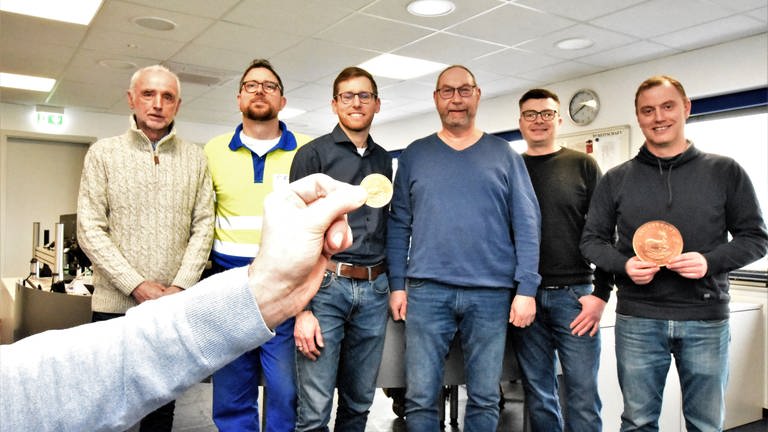 Ein Mitarbeiter des Energieversorgers OIE hat in Hoppstätten-Weiersbach eine goldene Krügerrand-Münze gefunden. (Foto: OIE)