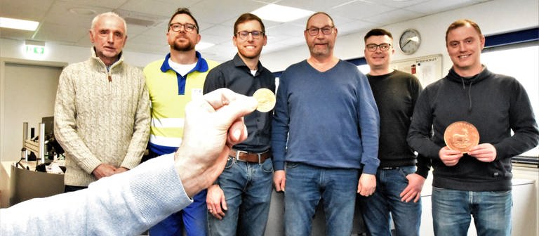 Ein Mitarbeiter des Energieversorgers OIE hat in Hoppstätten-Weiersbach eine goldene Krügerrand-Münze gefunden. (Foto: OIE)