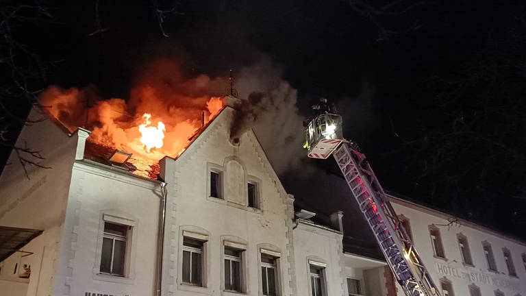 Bei einem Brand in Neuerburg in der Eifel sind am frühen Morgen zwanzig Menschen evakuiert worden. Der Brand drohte zwischenzeitig auf das Nachbargebäude überzugehen. (Foto: SWR)