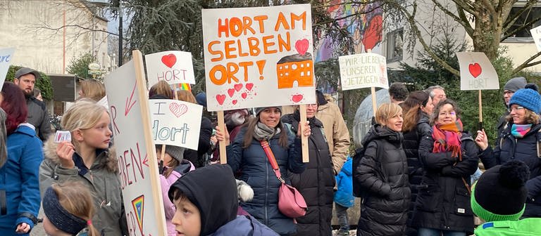 Kinder, Eltern und Erzieher haben vor dem Rathaus in Trier für den Erhalt des Horts in seinen Räumen demonstriert. (Foto: SWR, Astrid Schuler)