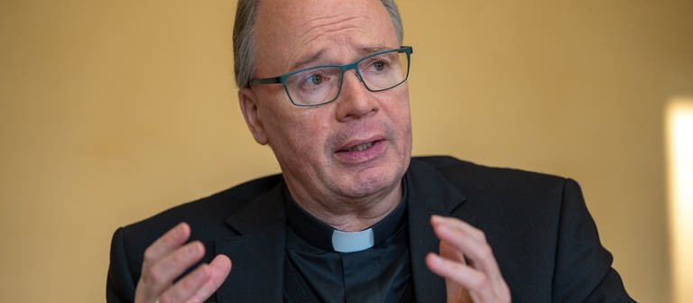 Am Mittwoch soll der Trierer Bischof Stephan Ackermann als Zeuge vor dem Landgericht Saarbrücken aussagen. (Foto: picture alliance/dpa | Harald Tittel)