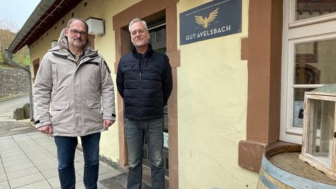 Volker Emmrich (l.) und Bernd Krieger stehen vor dem Hofladen von Gut Avelsbach. (Foto: SWR)