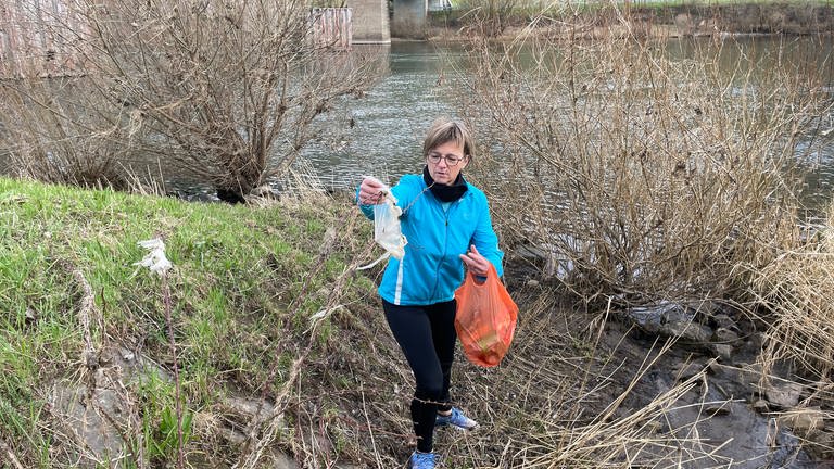 Seit zehn Jahren sammelt Christiane Thomas Müll in Reil auf ihrer Joggingstrecke an der Mosel.  (Foto: SWR)