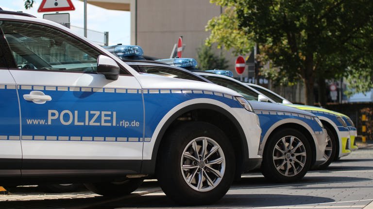 Nach Angriff auf Polizei in Trier-West: Polizeiwagen zeigen mehr Präsenz im Stadtteil. (Foto: SWR)
