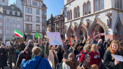 Demo am Trierer Hauptmarkt: Viele vorwiegend junge Menschen  sind am Freitag für Klimaschutz auf die Straße gegangen im Rahmen von fridays for future. (Foto: SWR)