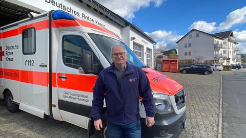 Jan-Christoph Czichy, Geschäftsführer des DRK-Rettungsdienstes Eifel-Mosel-Hunsrück, vor einem Rettungswagen. (Foto: SWR, Anna-Carina Blessmann)