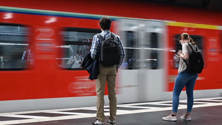 Das bundesweit nutzbare Deutschlandticket für Busse und Bahnen für zunächst 49 Euro soll im Mai kommen und ab dem 3. April gekauft werden können. (Foto: picture-alliance / Reportdienste, picture alliance/dpa | Arne Dedert)