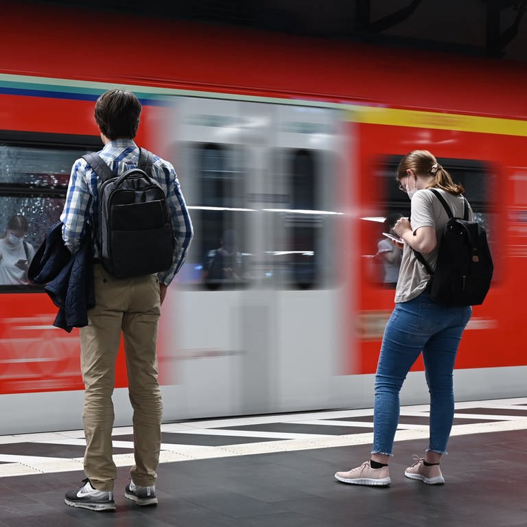 Das bundesweit nutzbare Deutschlandticket für Busse und Bahnen für zunächst 49 Euro soll im Mai kommen und ab dem 3. April gekauft werden können. (Foto: picture-alliance / Reportdienste, picture alliance/dpa | Arne Dedert)