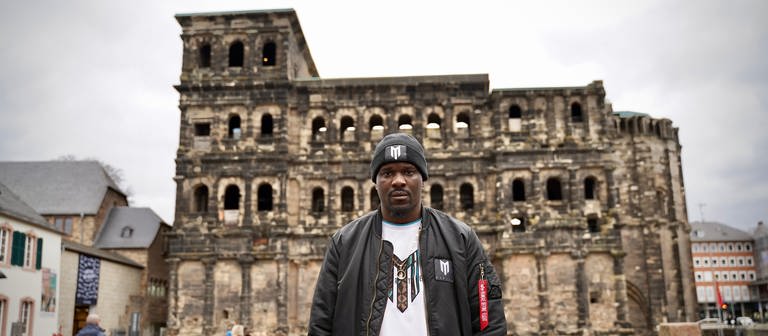 Der Rapper Mortel ist aktuell als Schauspieler in der ARD-Serie Asbest zu sehen - privat lebt er in Trier (Foto: SWR, David Kirchgeßner)