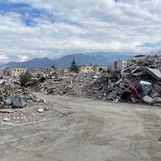 Ein Bild der Zerstörung bietet sich in den abgelegenen Bergregionen der Türkei, wo noch nicht viel staatliche Hilfe angekommen ist. (Foto: MMS Humanitas)