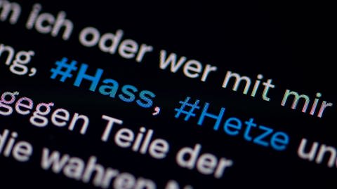 Auf dem Bildschirm eines Smartphones sieht man die Hashtags Hass und Hetze in einem Twitter-Post. (Foto: picture alliance/dpa | Fabian Sommer)