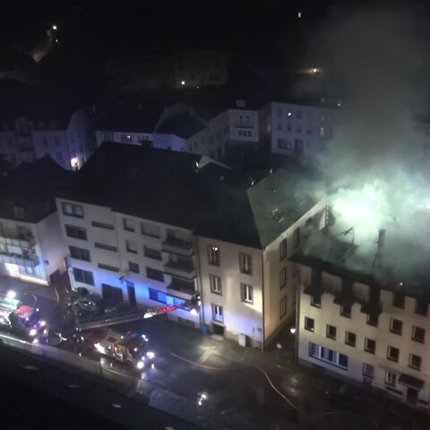 20 Menschen bei Gebäudebrand in Mehrfamilienhaus evakuiert (Foto: SWR)