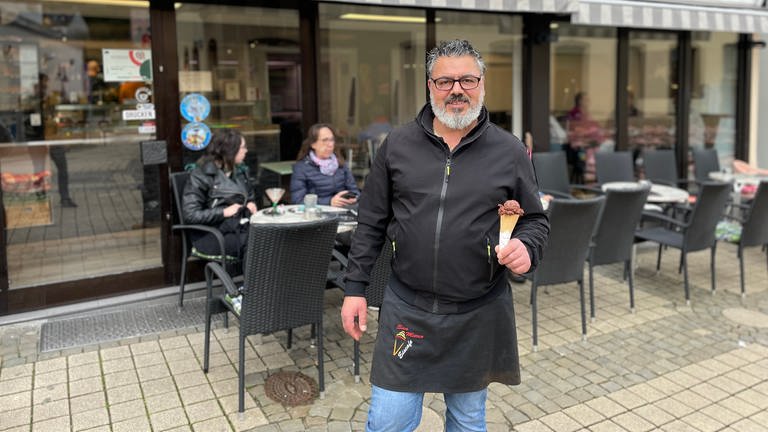 Eiscafé Tony Birkenfeld. (Foto: SWR, Eismacher Toni Coniglio aus Idar-Obestein hat den Preis für eine Kugel Eis von 1,10 Euro auf 1,30 Euro erhöht.)