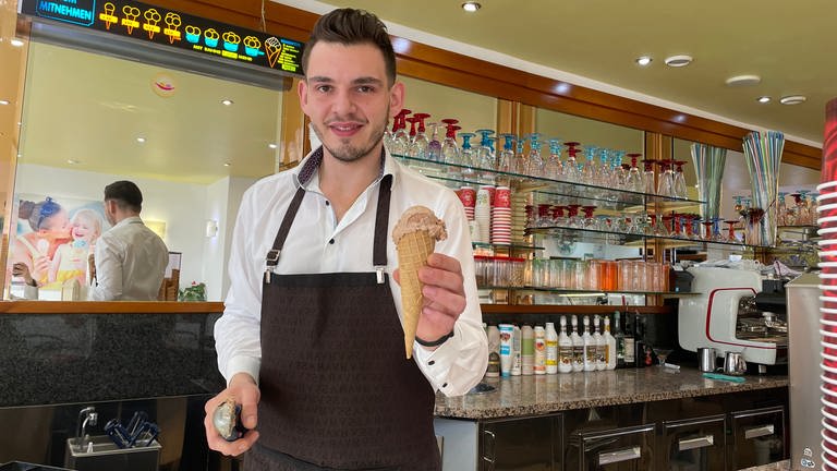 Im Eiscafé Rigoni in der Paulinstraße in Trier kostet die Kugel 1,50 Euro. Milch, Zucker und Eier seien teutlich teurer geworden, sagt Junior-Chef Raffaele Rigoni. (Foto: SWR)