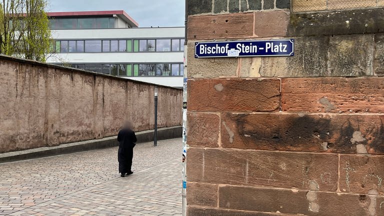 Der Bischof-Stein-Platz hinter dem Trierer Dom wird umbenannt. Der zuständige Ortsbeirat wählt einen neuen Namen aus.  (Foto: SWR)