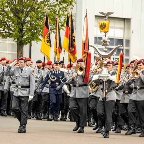 Übergabe-Appell an der Artillerieschule Idar- Oberstein. (Foto: Foto Hosser)