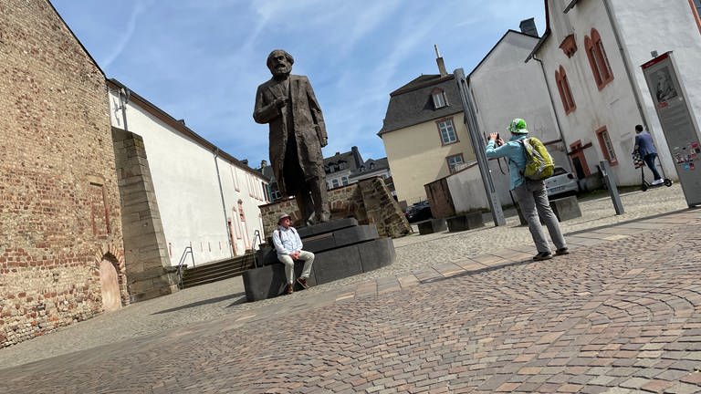 Happy Birthday: Die Karl-Marx-Statue in Trier wird 5 Jahre alt. (Foto: SWR)