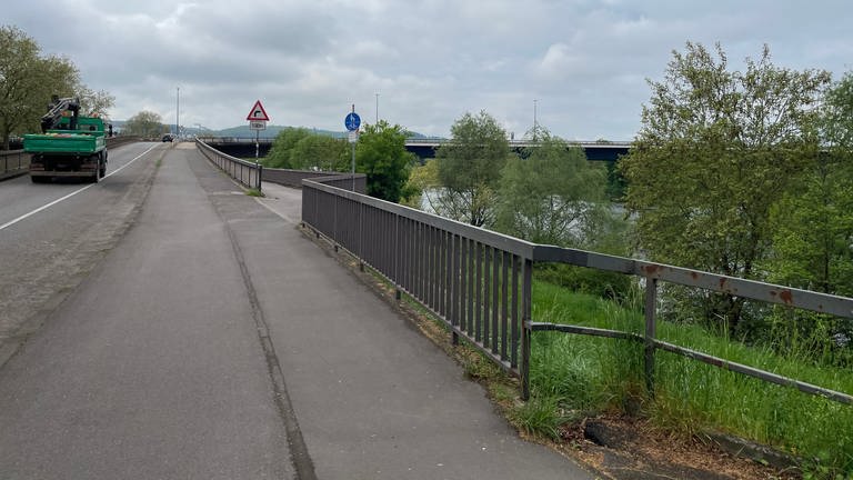 Nach Angaben der Polizei war der Mann in der Nacht von Freitag auf Samstag zu Fuß in Richtung Konrad- Adenauer-Brücke unterwegs. (Foto: SWR)
