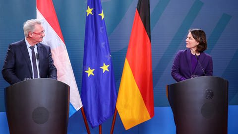 Unterwegs für Europa: Jean Asselborn mit der deutschen Außenministerin Annalena Baerbock auf einer gemeinsamen Pressekonferenz in Berlin. (Foto: dpa Bildfunk, picture alliance/dpa/afp-pool | Omer Messinger)