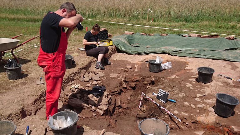 Vor Jahren haben die Archäologen auf einem Acker bei Herforst drei Töpferöfen ausgegraben. Nun stellt sich heraus: Es müssen mehr als Hundert gewesen sein.  (Foto: LEIZA)