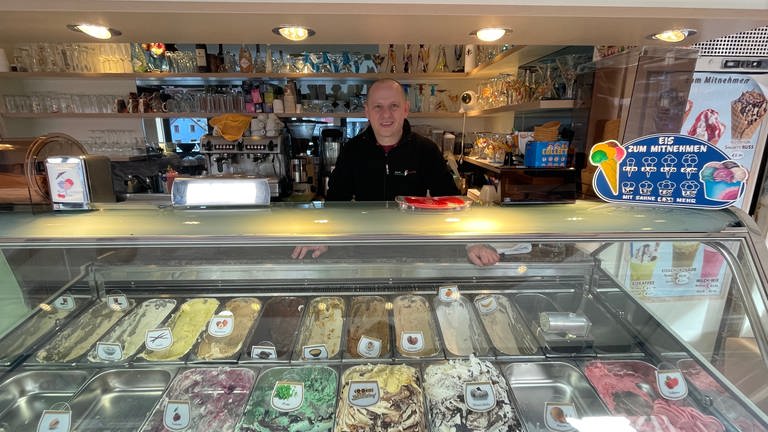 Adriano hat im Eiscafé "Dolce Vita" in Hillesheim zwei neue Kreationen im Angebot: Pokémon-Eis und Einhorn-Eis. Sein Verkaufsschlager ist aber sein Spaghetti-Eis. "Das beste in der Region", sagt er.  (Foto: SWR, Christian Altmayer )