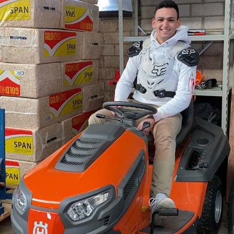 Weil Philipp aufgrund des FASD kein Auto fahren darf, hat er sich von seinem Gehalt einen Rasenmähertraktor gekauft. Mit dem fährt er nun auf den zur Wohngruppe gehörenden Wiesen seine Runden. (Foto: SWR)