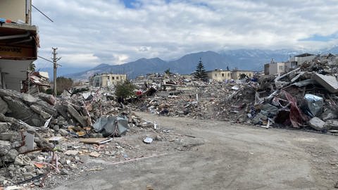 Ein Bild der Zerstörung bietet sich in den abgelegenen Bergregionen der Türkei, wo noch nicht viel staatliche Hilfe angekommen ist. (Foto: MMS Humanitas)