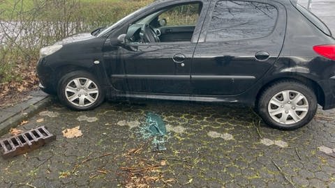Unbekannte haben rund um die Universität Trier Autos beschädigt. An manchen schlugen sie Scheiben ein. (Foto: Polizei Trier)