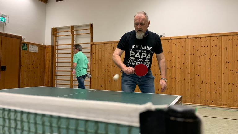 Tischtennis für Menschen mit Parkinson in Trier-Kernscheid (Foto: SWR, Andrea Meisberger)