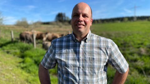 Markus Eiden ist Landwirt und Projektentwickler. Er will in Hermeskeil in Zukunft Kühe unter Soldardächern halten.  (Foto: SWR)