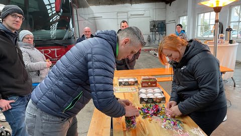 Helfer aus Polen und der Ukraine haben zum Treffen der Partner in Thalfang Süßigkeiten aus der Ukraine mitgebracht. (Foto: SWR)