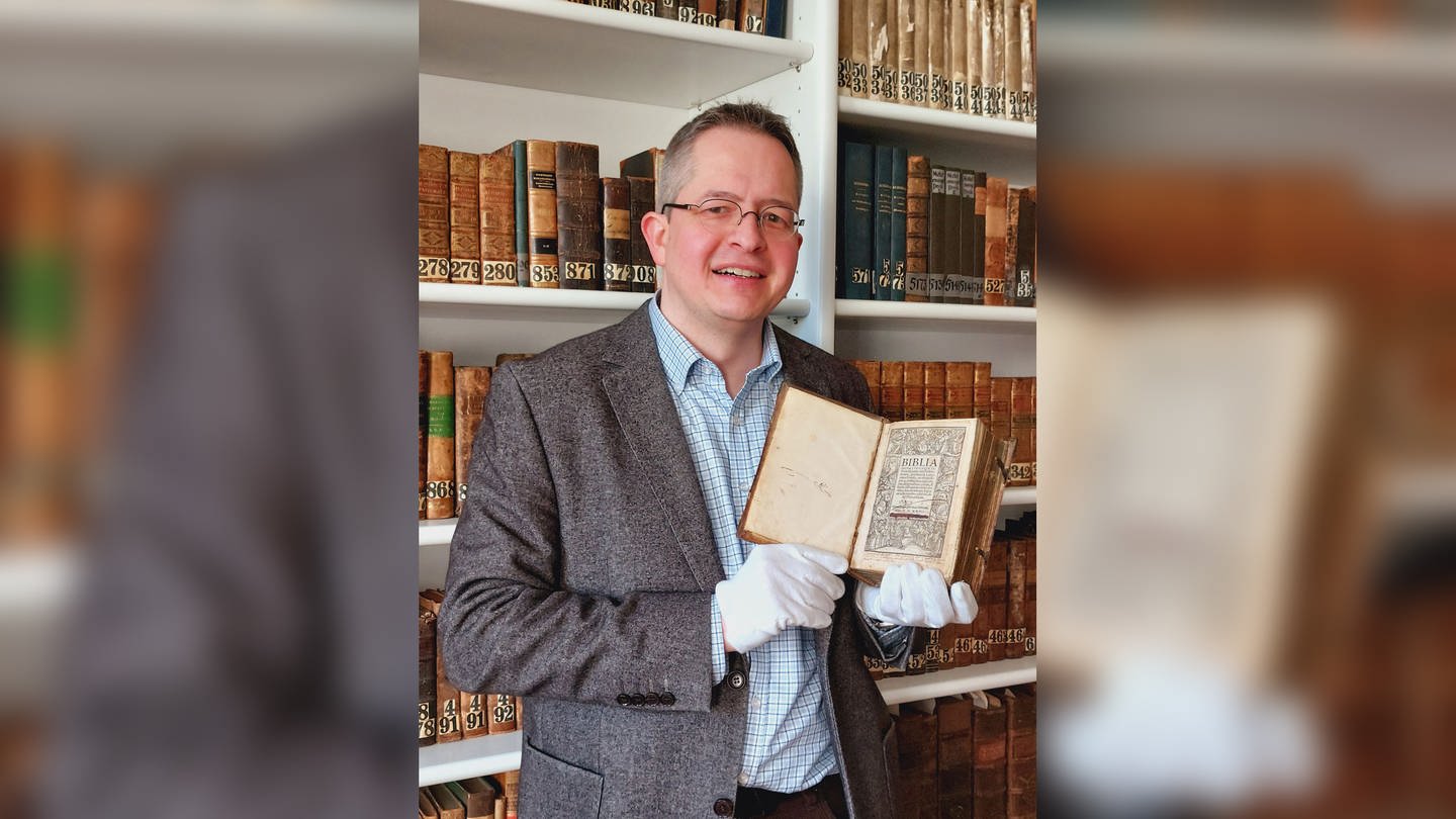 Bibliothekar Marco Brösch ist froh, dass die Bibel nach mehr als 34 Jahren wieder zurück in Bernkastel-Kues ist. (Foto: Marco Brösch, Cusanusstift)