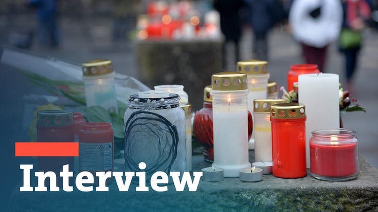 Bildmontage: Schriftzug Interview mit Kerzen auf einem Steinpoller vor der Porta Nigra in Trier am Tag nach der Amokfahrt (Foto: dpa Bildfunk, Harald Tittel)