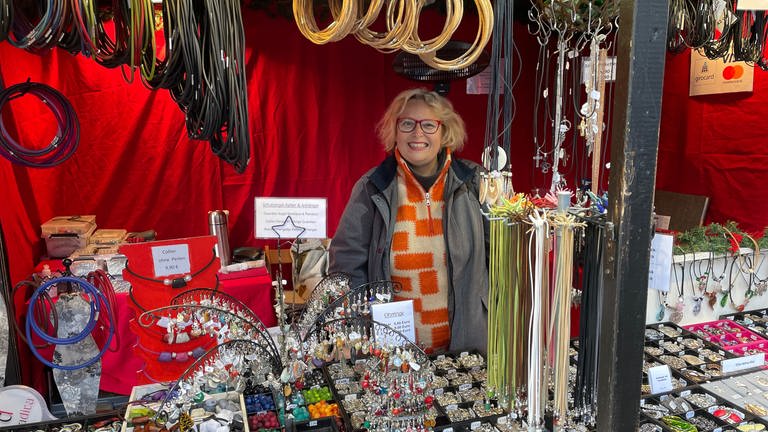 Seit sieben Jahren hat Nicole Helbig einen Schmuckstand auf dem Weihnachtsmarkt. (Foto: SWR, Maximilian Storr)