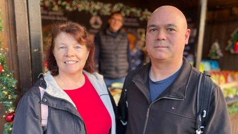 Beatrice Parker und ihr Mann sind Amerikaner. Sie und ihr Ehemann freuen sich ganz besonders auf den Trierer Weihnachtsmarkt. (Foto: SWR, Maximilian Storr)