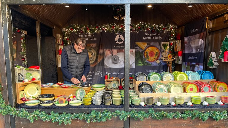 arsten Schildmacher vom Niederhein ist das erste Mal auf dem Trierer Weihnachtsmarkt.  (Foto: SWR, Maximilian Storr)