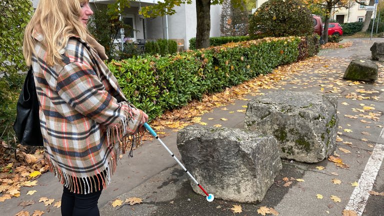 Stolperfallen für Blinde sind Steinblöcke auf dem Gehweg (Foto: SWR, Nicole Mertes)