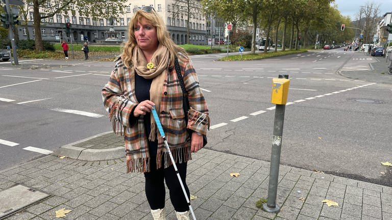 Frau mit Blindenstock steht auf Fußgängerweg an defektem Ampelsignal. (Foto: SWR, Nicole Mertes)